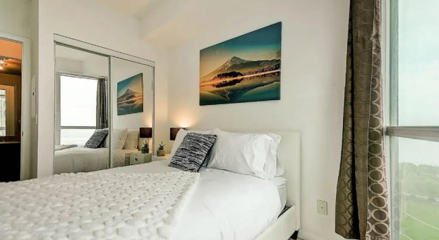 Instant Suites- Luxurious 1BR in Heart of Downtown with Balcony, Varaa Hotelli Toronto 