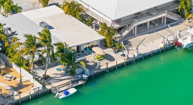 Коттедж Seabreeze Cove Waterfront Gem 38 Foot Dock Cabana Club