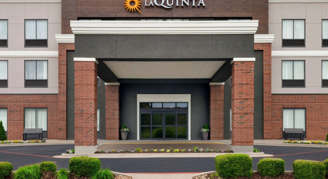 La Quinta Inn & Suites by Wyndham Springfield Airport Rte 66, Забронировать Отель Спрингфилд Озакр