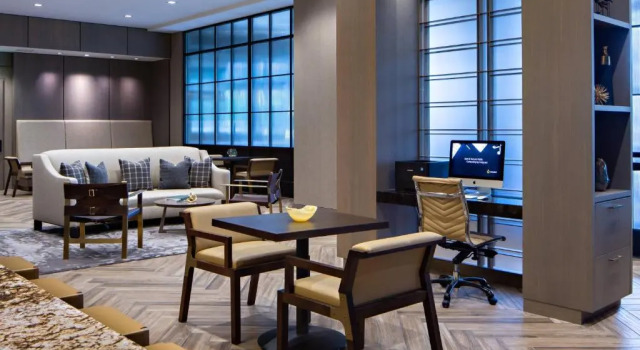 Четырёхместный клубный номер Standard с частичным видом Houston CityPlace Marriott at Springwoods Village