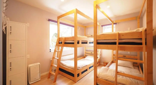 Кровать в общем номере (женский номер) Family Tree Guest House