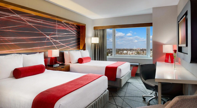 Четырёхместный номер Standard Crowne Plaza JFK Airport