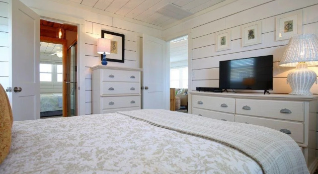 Holden Nothing Back 3 Br home by RedAwning