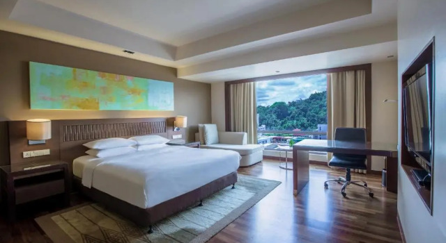 Двухместный клубный номер с видом на город Hyatt Regency Kinabalu
