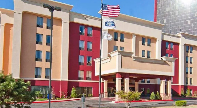 Кровать в общем номере Hampton Inn Oklahoma City-Northwest