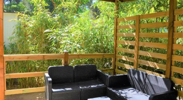 Коттедж с красивым видом из окна Camping La Pinède Enchantée