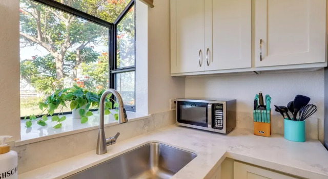 Апартаменты с 2 комнатами Top-floor Kailua Bay Resort Condo w/ Ocean Views!