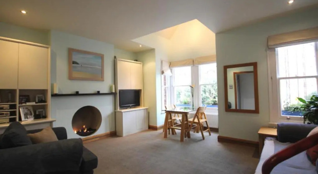 8 Ravenscourt Gardens