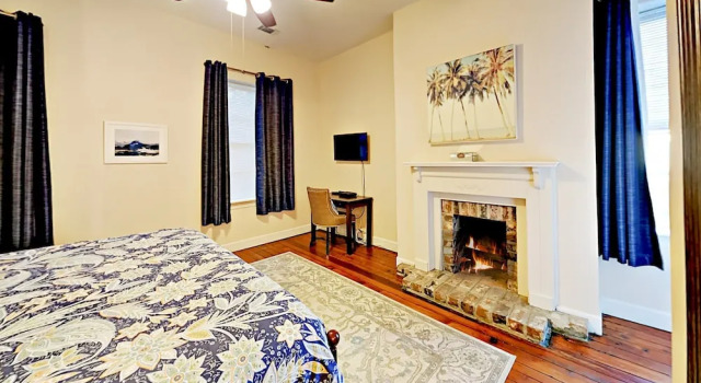 E Liberty Townhouse Unit 125, 127a and 127b 5 Bedrooms 4.5 Bathrooms T, Забронировать Дом для отпуска Саванна Джорджия, рядом с Театр Trustees