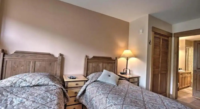 3 Bedroom Mountain View Condo in River Run Village Just 75 Yards from the Summit Express Gondola, Забронировать Дом для отпуска Отели Кистон с бассейном, Бассейн