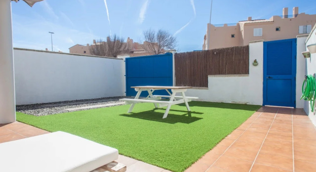 Апартаменты Beach House with garden