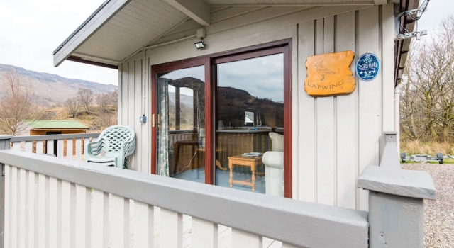 Lapwing Lodge with loch and mountain view, Забронировать Дом для отпуска Отели Центральной Шотландии с парковкой, Парковка