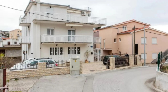 Knez - 100 m From Beach - SA2, Забронировать Отель Отели Подстраны с парковкой, рядом с Частный Пляж «Апартментс Лавица Бич Думичич», Парковка