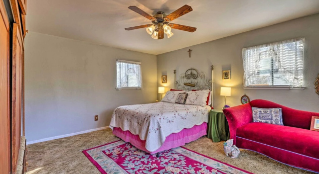 Коттедж c 1 комнатой Walk to Downtown: Eclectic Murphys Home w/ Decks!