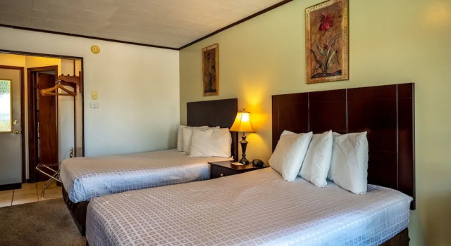 Четырёхместный номер Standard с красивым видом из окна Lake N Pines Motel