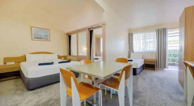 Семейный номер Standard с балконом и с видом на внутренний двор Toowoomba Motel