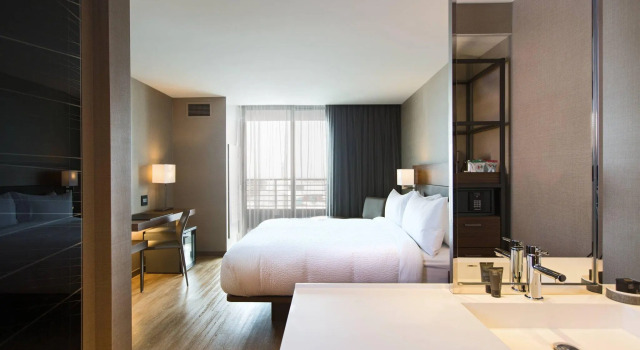 Двухместный номер Standard с балконом AC Hotel by Marriott Cincinnati at Liberty Center