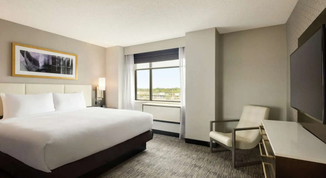 Люкс с 2 комнатами DoubleTree by Hilton St. Paul, MN