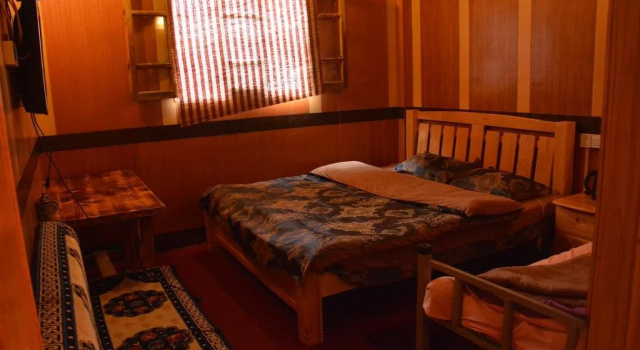 Shangri La Gold Year Youth Hostel, Book Hostel / Vandrerhjem Hostels i Shangri-La, Hostel / Vandrerhjem
