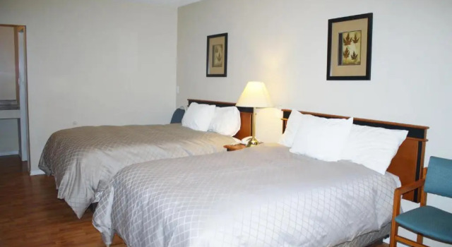 Четырёхместный номер Standard Diplomat Motel