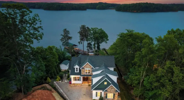Spacious Waterfront Home on Lake Norman With Firepit, Views, and Dock Access, Забронировать Дом для отпуска Коттеджи Лейк-Норман-оф-Катобы, Коттедж