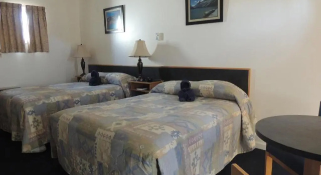 Четырёхместный номер Deluxe 100 Mile Motel & RV Park
