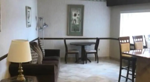 Семейный люкс Chalet Inn & Suites