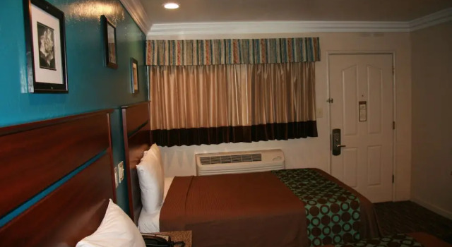 Четырёхместный номер Deluxe Civic Center Lodge / Lake Merritt BART