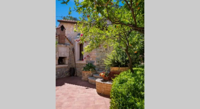 Коттедж Marigoula House