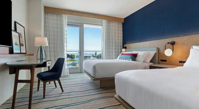Четырёхместный номер Standard с балконом и с видом на залив Gaylord Pacific Resort & Convention Center