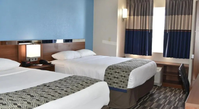 Четырёхместный номер Standard Microtel Inn & Suites by Wyndham Fond Du Lac
