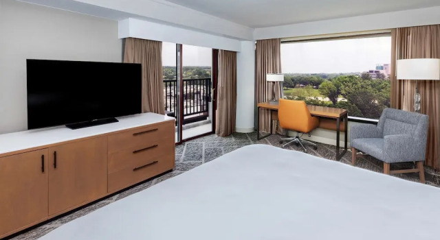 Двухместный номер Corner с балконом DoubleTree by Hilton Tulsa - Warren Place