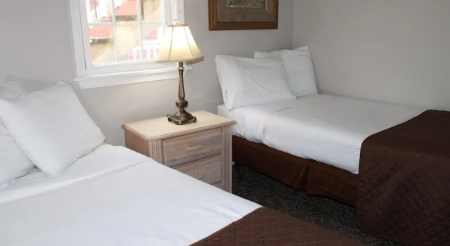Апартаменты с 2 комнатами с балконом и с видом на бассейн The Burgundy Inn Hotel and Apartments