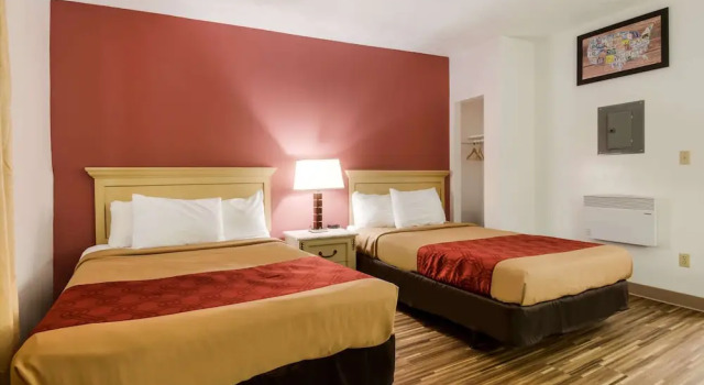 Четырёхместный номер Standard с балконом Econo Lodge Inn & Suites Lake Harmony - Pocono Mountains Area