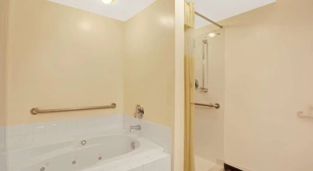 Люкс Deluxe Days Inn by Wyndham Seattle Aurora