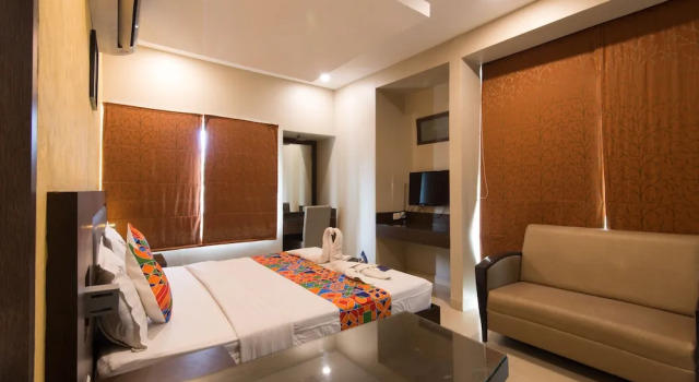 Люкс Superior FabHotel Santhome Inn