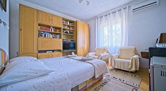Apartment Pavo-80m from beach, Rezerwuj Apartament Hotele w Split-Dalmatia County z parkingiem, Parking