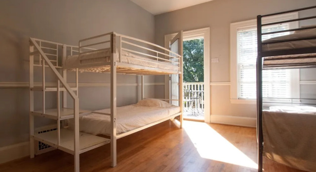 Кровать в общем номере HI Houston Hostel