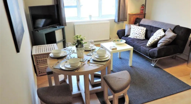 1 Bed Bagshot Pennyhill Accommodation, Забронировать Апартаменты/квартира Отели High Weald с парковкой, Парковка