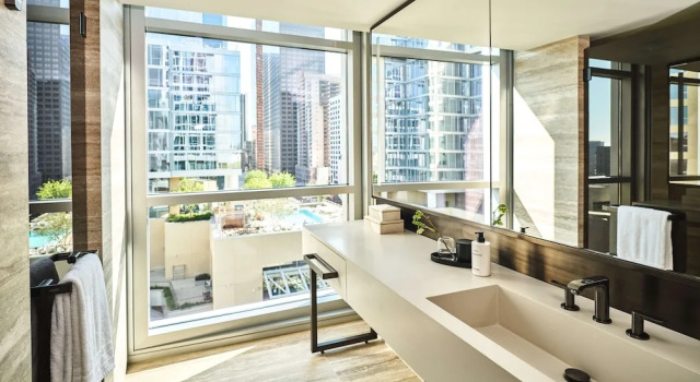 Двухместный люкс Hearing Accessible Corner Conrad Los Angeles
