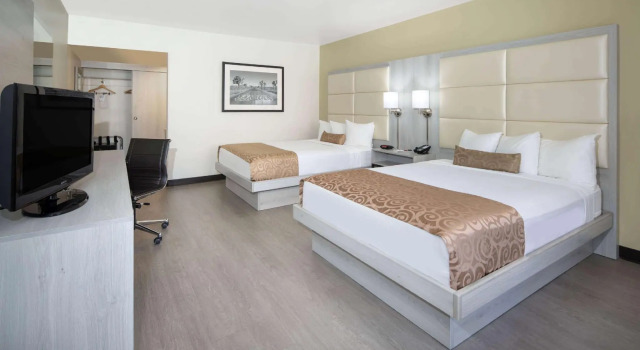 Четырёхместный номер Deluxe Ramada by Wyndham Burbank Airport