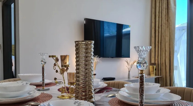 Stylish Waterfront 1 BR w pvt beach near Downtown, Забронировать Отель Дубай Эмират Дубай, рядом с Дубайские верблюжьи бега