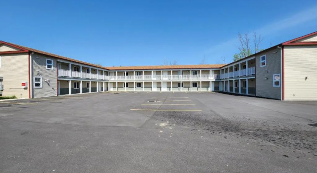 Четырёхместный номер Deluxe Stay Inn and Suites