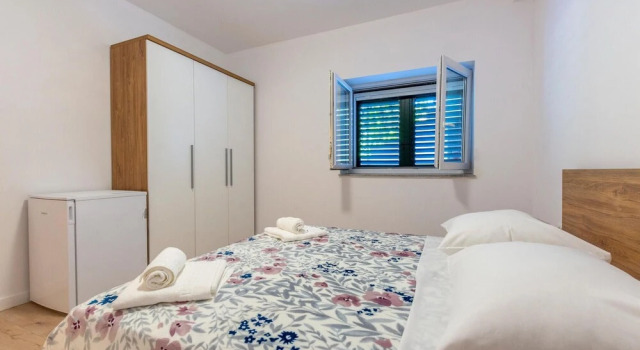 Beautiful Apartment in Jesenice With Wifi and 2 Bedrooms, Book Lejlighed Jesenice Split Region