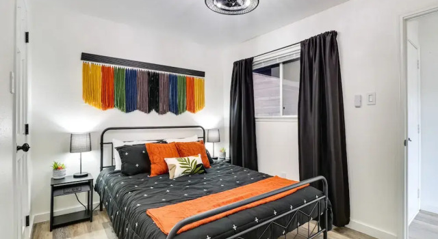 Hip Austin Vacation Rental: 3 Mi to Downtown, Забронировать Отель Остин Greater Austin, рядом с Riverside Place Shopping Center
