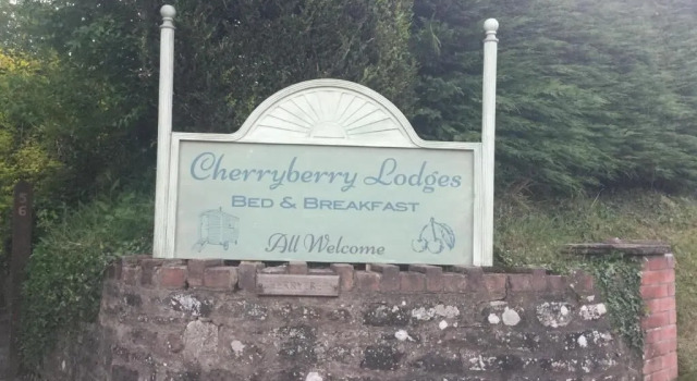 Cherryberry Lodges, Varaa Hotelli Abergavenny 