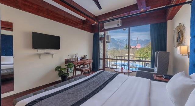Номер Superior с балконом и с видом на бассейн Echor Himalayan Aurum Resort & Spa, Manali