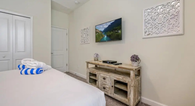 Luxury Storey Lake Retreat - Spacious Disney-near, Varaa Hotelli Kissimmee Kissimmee