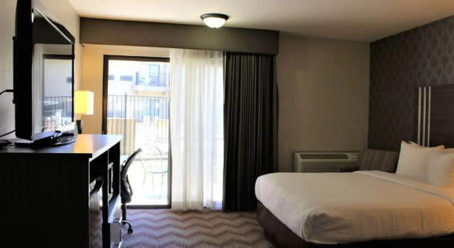 Четырёхместный номер Standard с видом на бассейн Best Western Plus Sonora Oaks Hotel and Conference Center