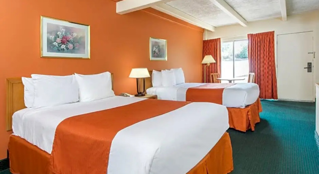 Четырёхместный номер Deluxe Days Inn by Wyndham St. Louis North